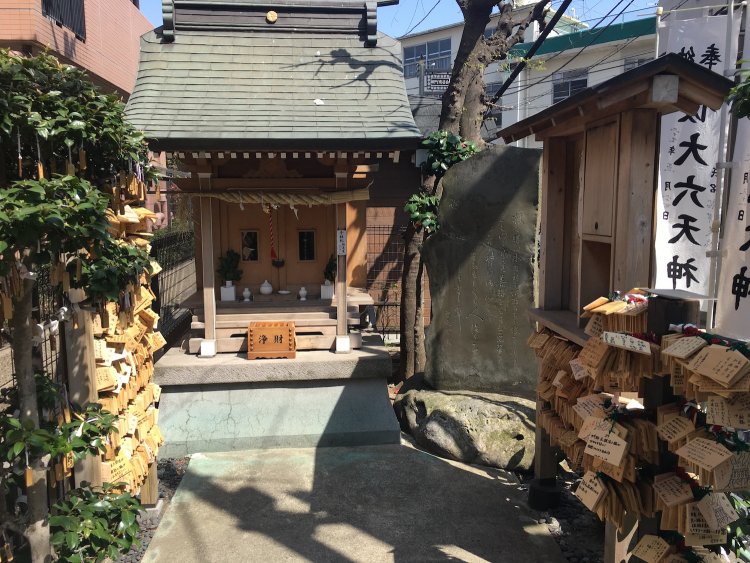 縁切りの願掛け絵馬は商店街で購入可能。