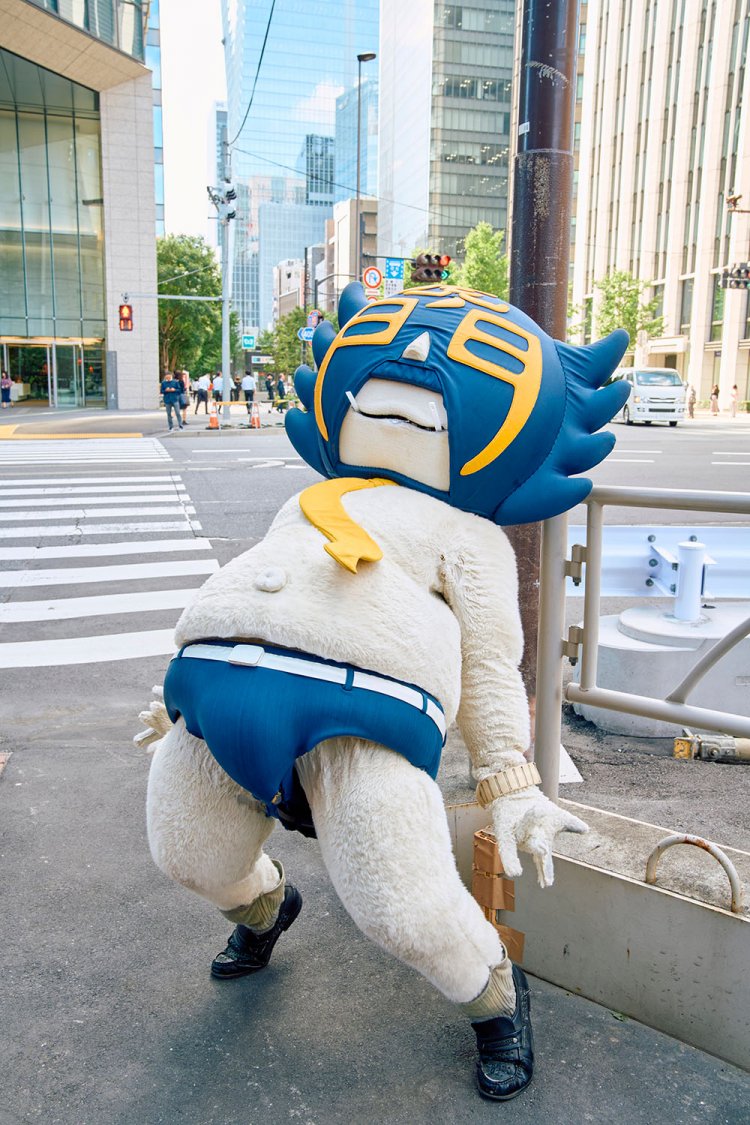 虎ノ門周辺を散策中、港区観光大使のカモ虎課長に偶然遭遇。ノリがいいゼ！