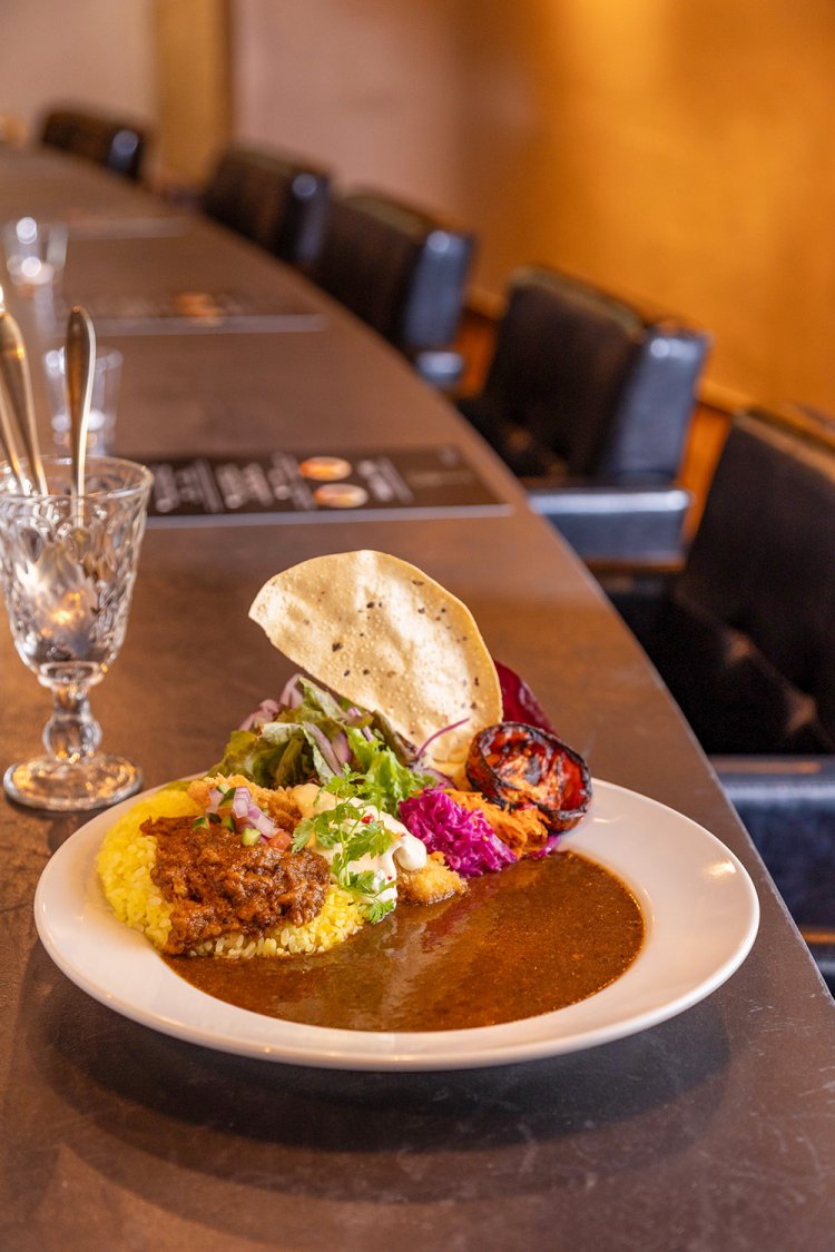 魚介系のCurry1500円に、白身魚のフライ300円を追加したフィッシュフライカレー。