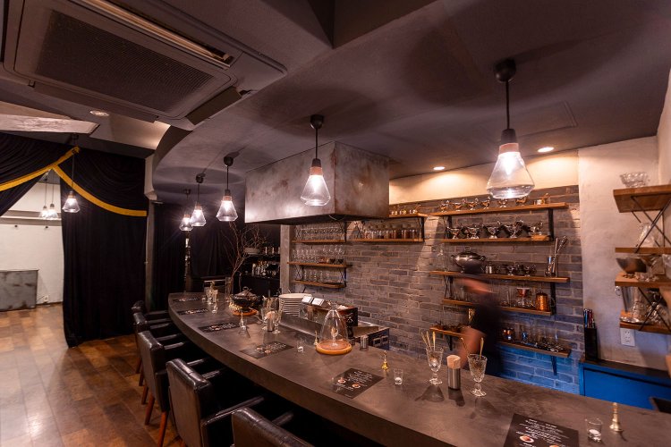 ゆったり広いカウンター席は、革張り椅子でラグジュアリー。