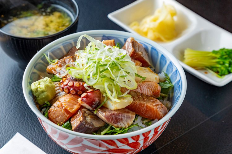 スタミナ炙り丼1100円は、日により魚種が替わる。