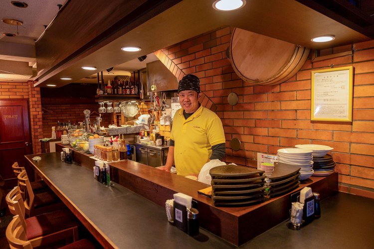 カウンター席の奥にテーブル席が2卓あり。