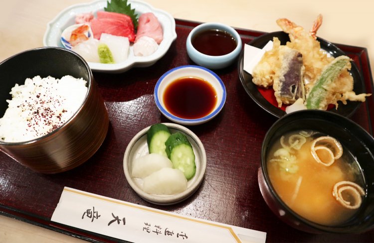 刺身、天ぷら、味噌汁、新香、ご飯がついた昼ご膳セット1600円。創業当初から圧倒的人気のランチメニューなのだとか。