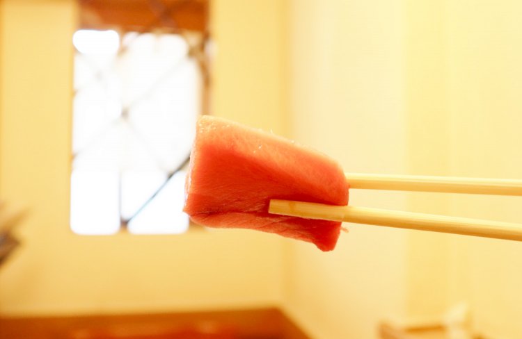 わさびを溶いた醤油にマグロをちょこんと浸し、早速一口。「おいしい！！！」取材中にも関わらず、思わず声が漏れる。