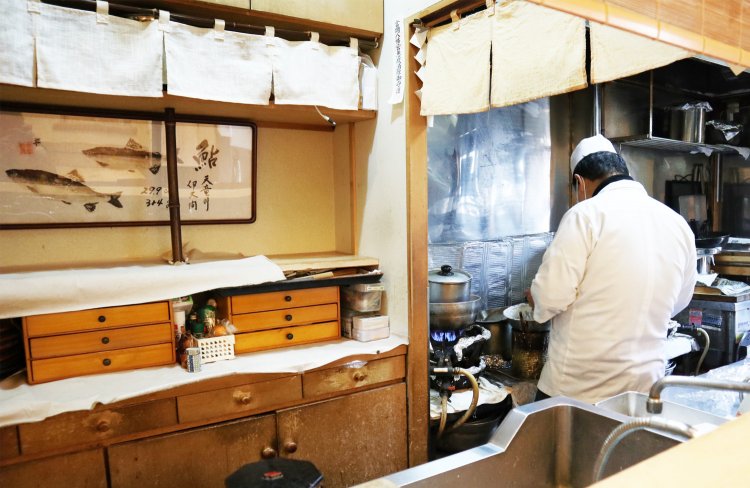 注文してからすぐ、厨房でカラカラと小気味の良い音を立てながら天ぷらを揚げていく店主の小池さん。