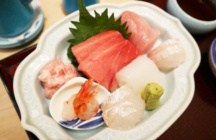 刺し身は時期によってネタが変わることもあるそうだが、この日のラインナップはマグロ、甘エビ、イカ、タイ、ヒラメ、マグロのたたき。