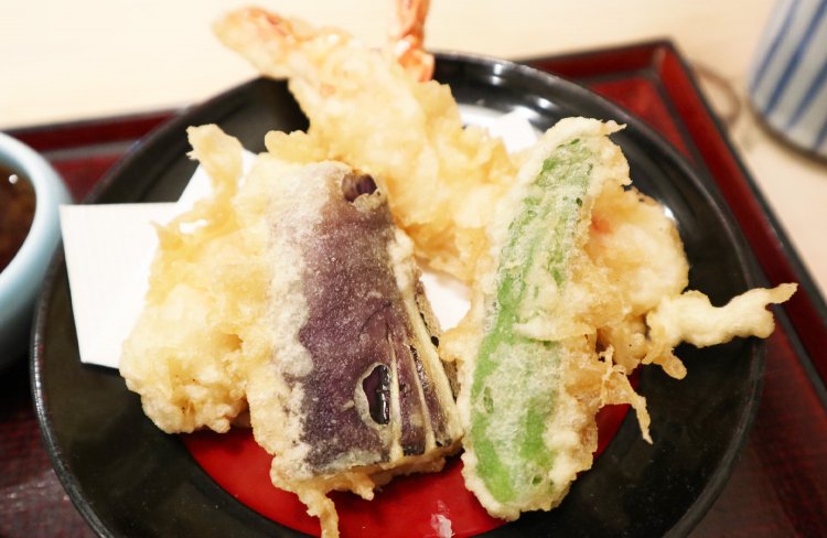 天ぷらはエビ、ナス、シシトウ。サクサク衣と各具材の旨味のハーモニーが楽しめる。
