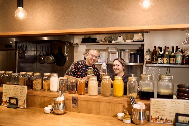 店主の直哉さんは沖縄のカレーの名店『食堂インド』出身。