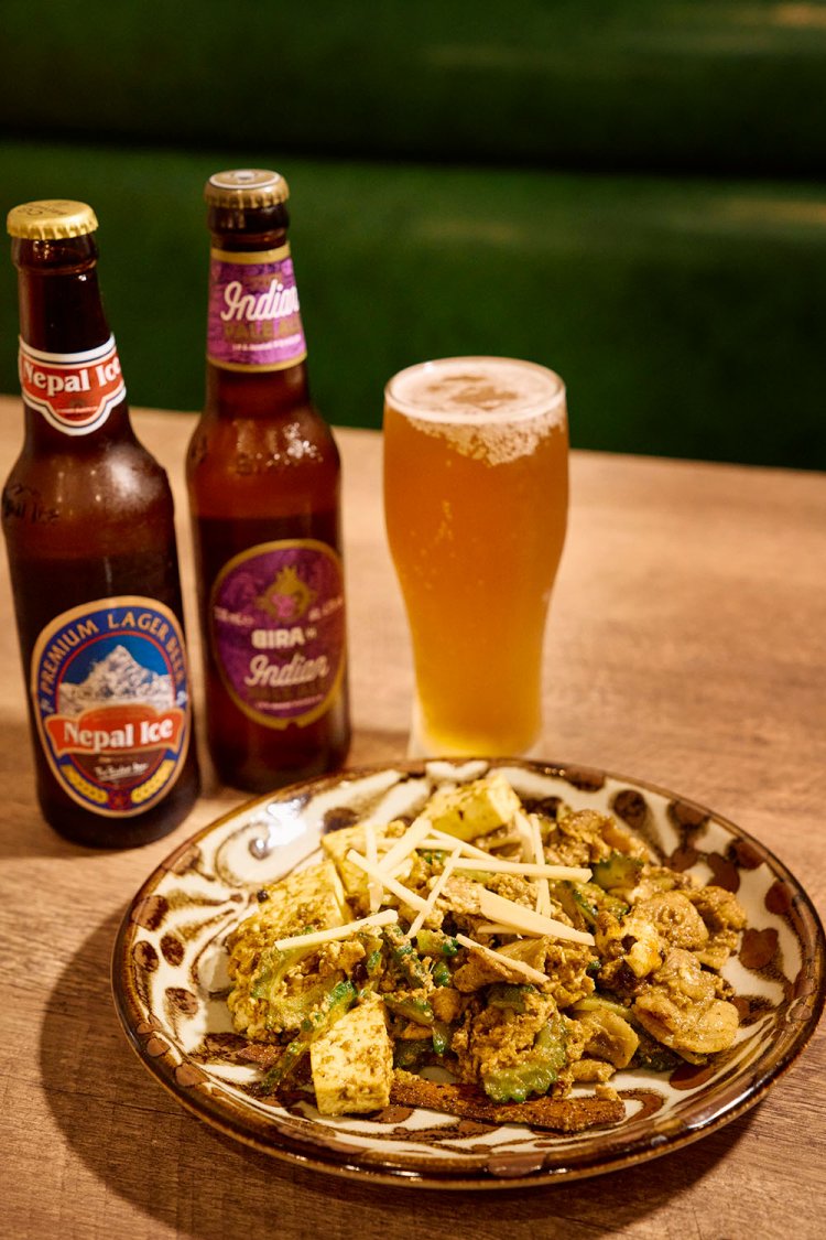 夜はこちらも！　スパイスゴーヤチャンプルー1000円ほか、オリジナルスパイス料理を楽しめるバルに。フルーティーなインドのクラフトビールBIRA850円も。