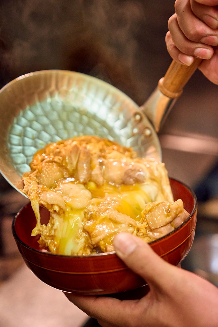 「親子丼は火入れの加減が命」と2代目。米はあきたこまちを使用。