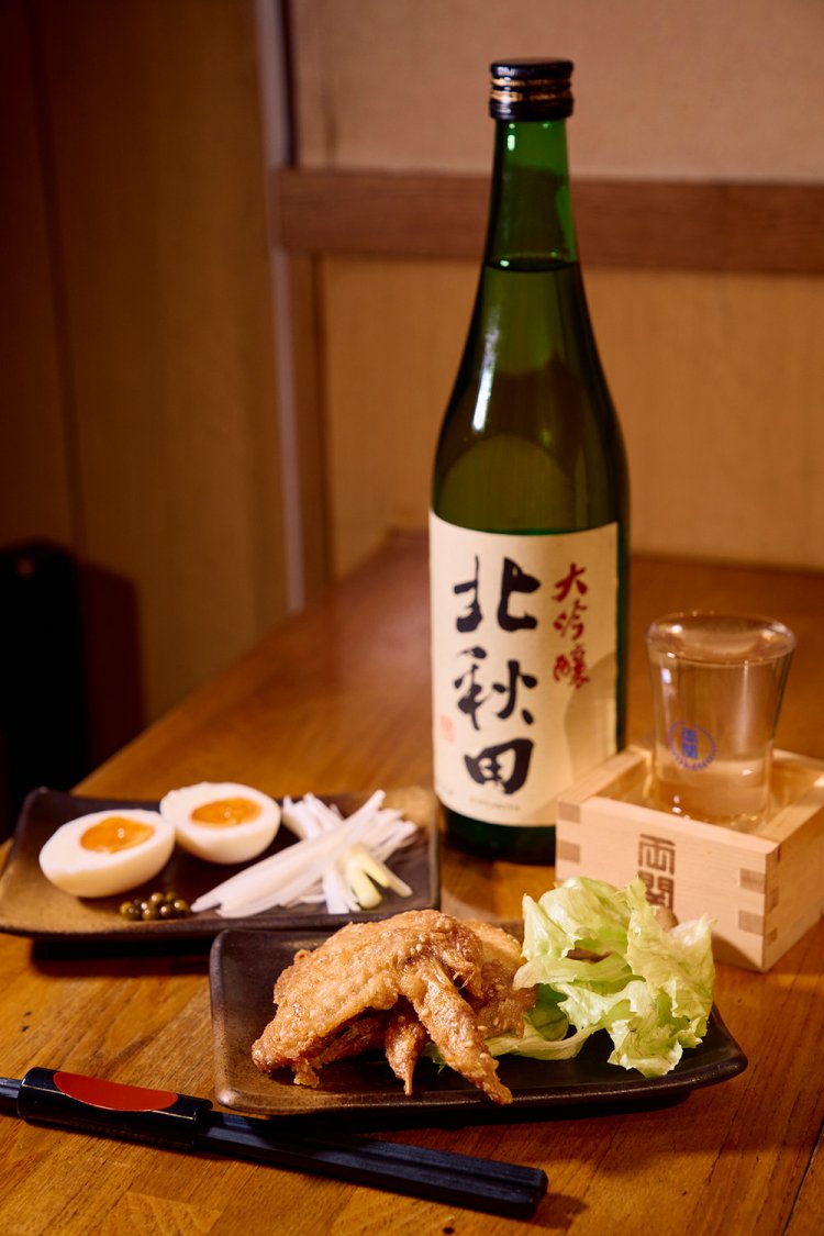 夜はこちらも！　卓さんの故郷・宮崎の手羽先3本500円、奥久慈卵の味玉1個200円。秋田の日本酒や宮崎の焼酎も。「今後は鳥刺しや焼き鳥も挑戦したいです」。