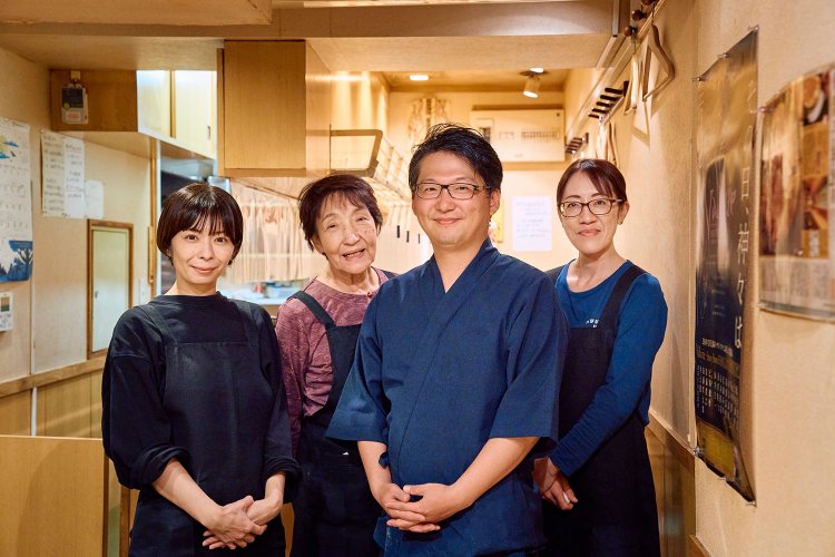 2代目夫婦と初代の妻・加藤京子さん（左から2番目）。温かい家族経営。