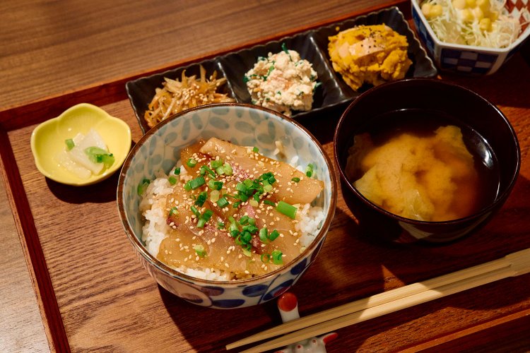 おばんざいと大分名物りゅうきゅう丼セット1150円。味噌汁の具材をはじめ、野菜をなるべく多く使用。ほかに定番セットは肉じゃが1200円とハンバーグ1300円。
