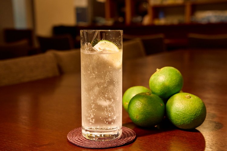 夜はこちらも！　大分産カボスを絞ったカボスサワー700円。とり天1100円や魚のすり身を揚げたピリ辛のぎょろっけ350円などおつまみにも大分の味覚が。