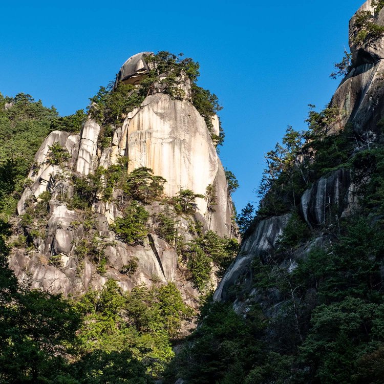 見る者を圧倒する覚円峰（かくえんぽう）の威容。