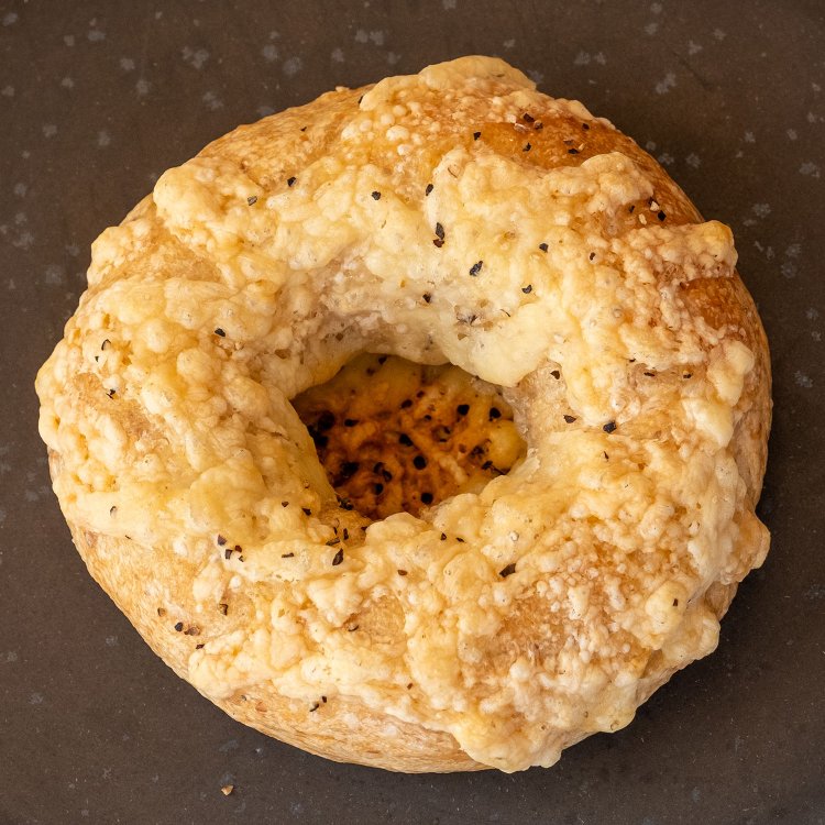 濃厚なうまみも魅力の無添加チーズ220円。