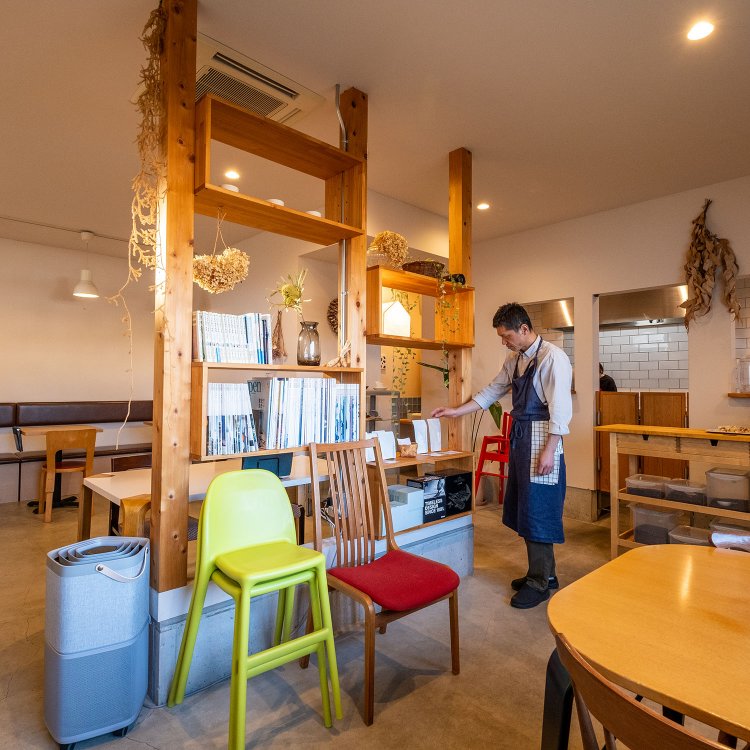 白を基調とした、天井が高くナチュラルテイストの店内。