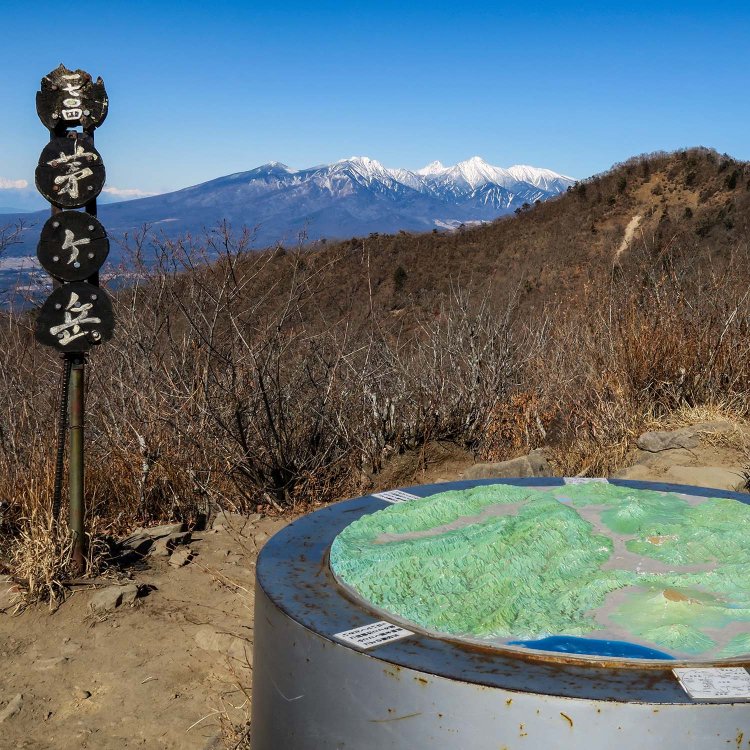標高1704ｍの山頂から冠雪した八ヶ岳を望む。