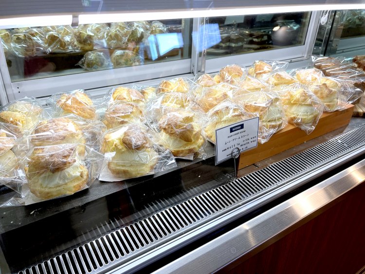 プレーンのスコーンに生クリーム、ホワイトチョコと練乳を混ぜたクリームをはさんだムーンクリームスコーン426円。