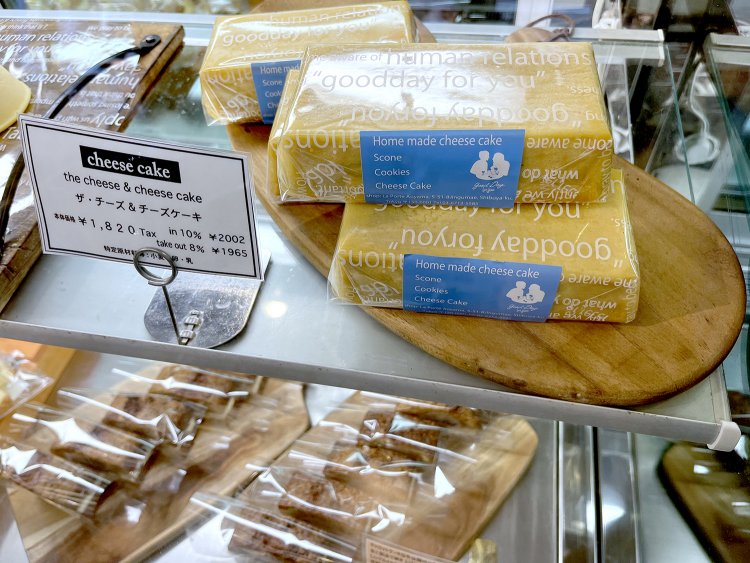 レモンをたっぷり使用しあっさりといただけるザ・チーズ＆チーズケーキは看板商品のひとつ。コーヒーやお茶だけでなくワインにも合う。