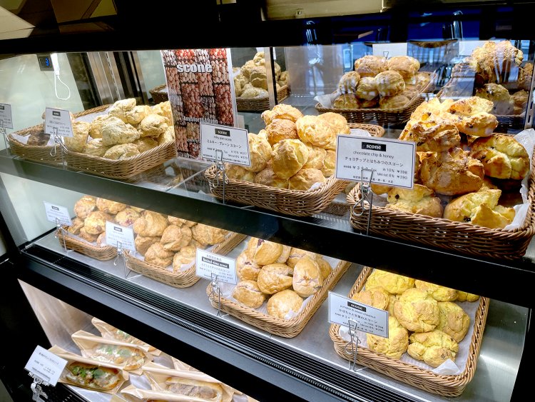 スコーンは常時8種に加えシーズナルメニューも。サンドイッチも手作りだ。