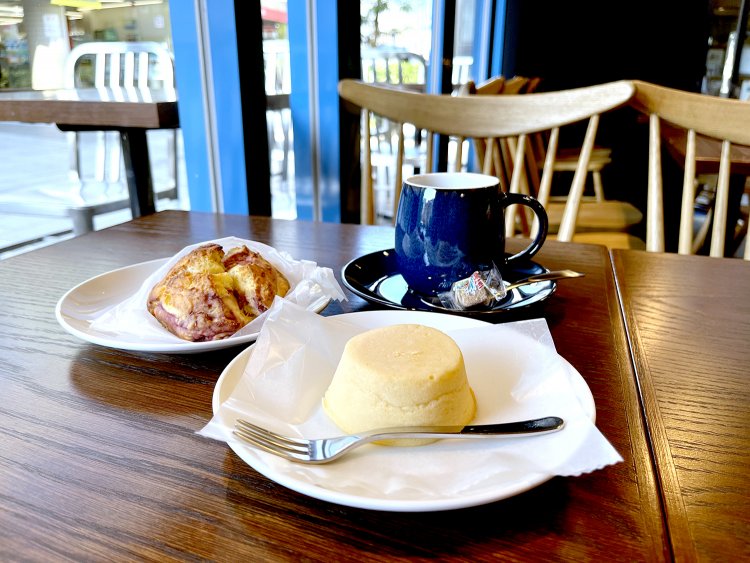 スコーン362円とプレーンチーズケーキ436円、天空のコーヒー700円。