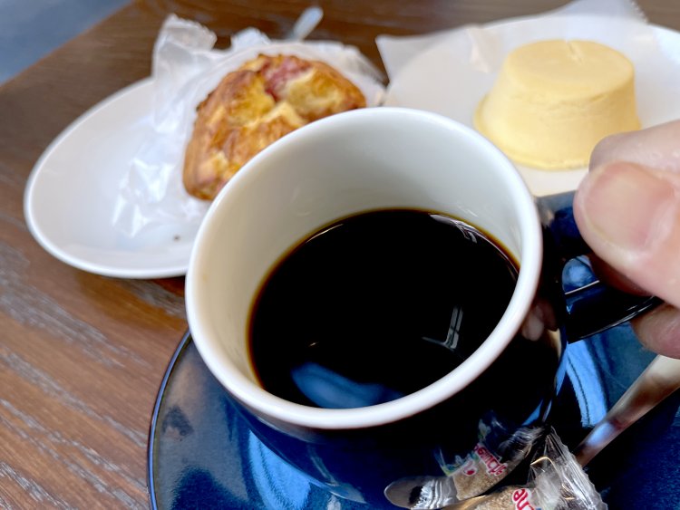 まずはコーヒーで喉を潤す。香りにクラクラ。