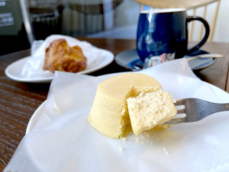 口溶けのいいチーズケーキはレモンがたっぷり入り後味はあっさり。