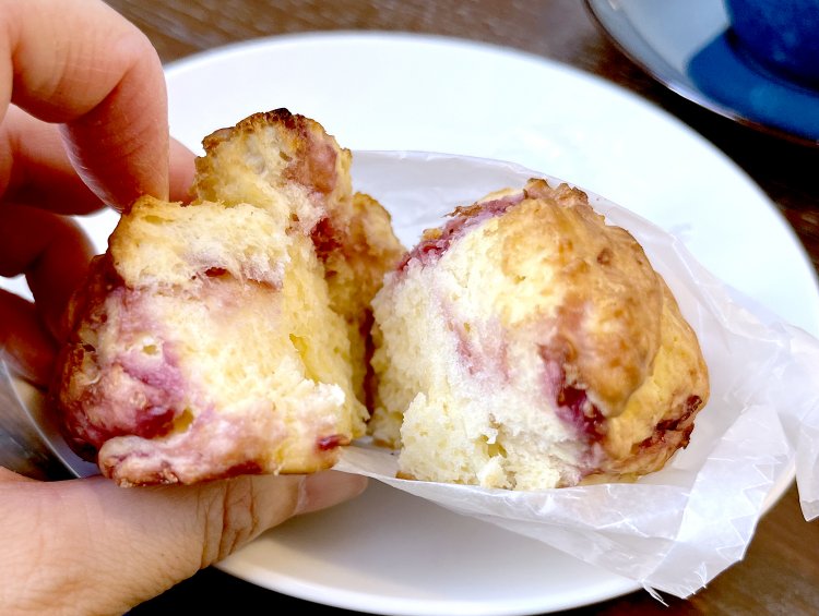 バラエティ豊かなスコーンのなかでも、いちばん人気のホワイトチョコとラズベリー。