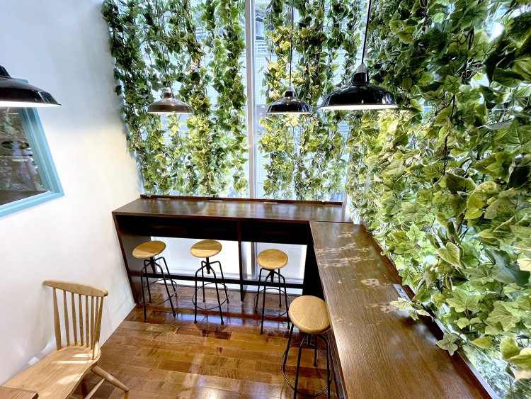 写真左上の小窓から工場の様子が見える。