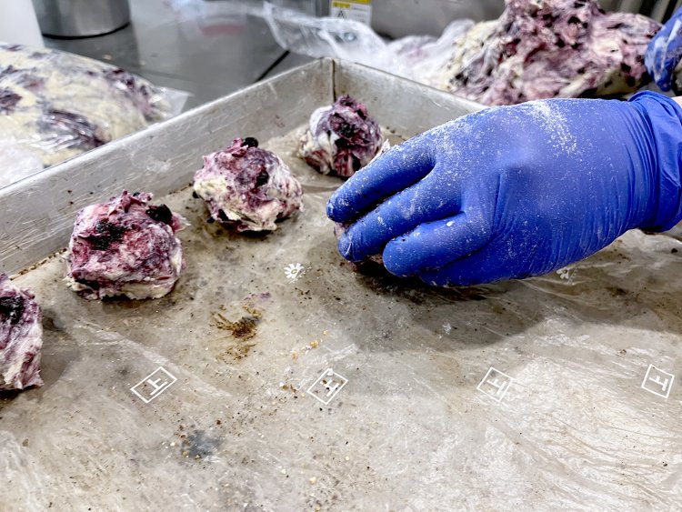 ちょうどスコーンの仕込み中。鉄板に生地を丸めていき、オーブンで焼きあげる。