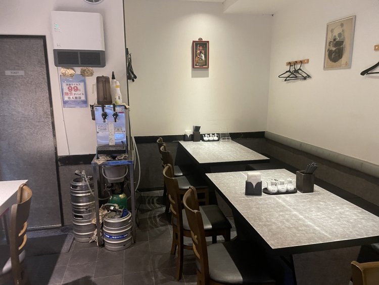 14席のアットホームな店内。ランチタイムはここがいっぱいになるという。