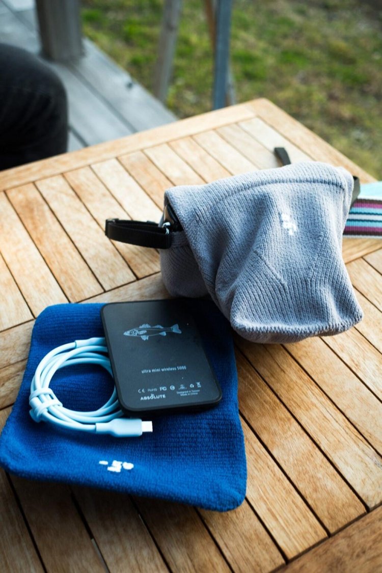 スクエアタイプは汎用性が高いので、ケーブルを入れます。