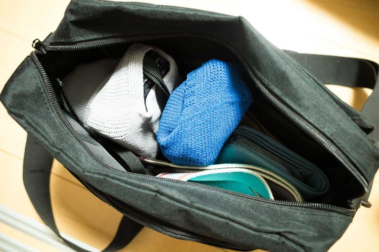 カバンにひとつビビッドカラーがあると気分が上がる！