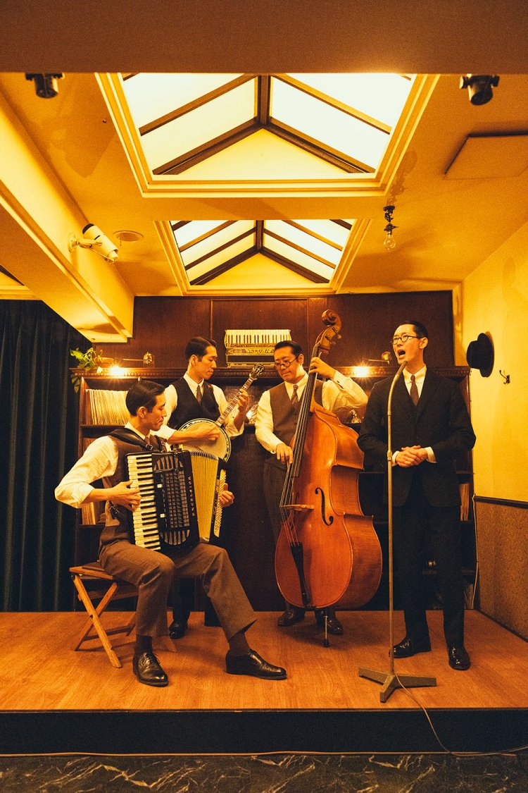 4人が揃うと、舞台の上でも青空の下でも即座に世界が成立する。『カナリヤホール』にて。