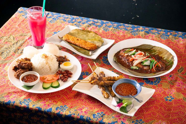 左下から時計回りにナシレマッ1408円、シラップバンドン495円、オタオタ550円、イカンバカール1320円、サテー4本990円。