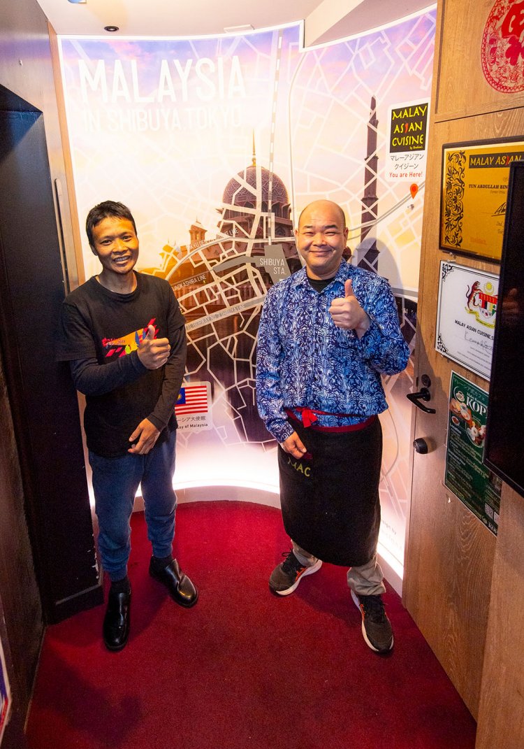 シェフのムスキさん（左）と、日本人スタッフの田中さん。