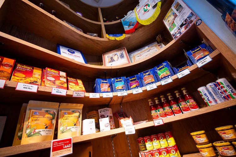 ブラヒム・ブランドを中心に食材コーナーも充実。