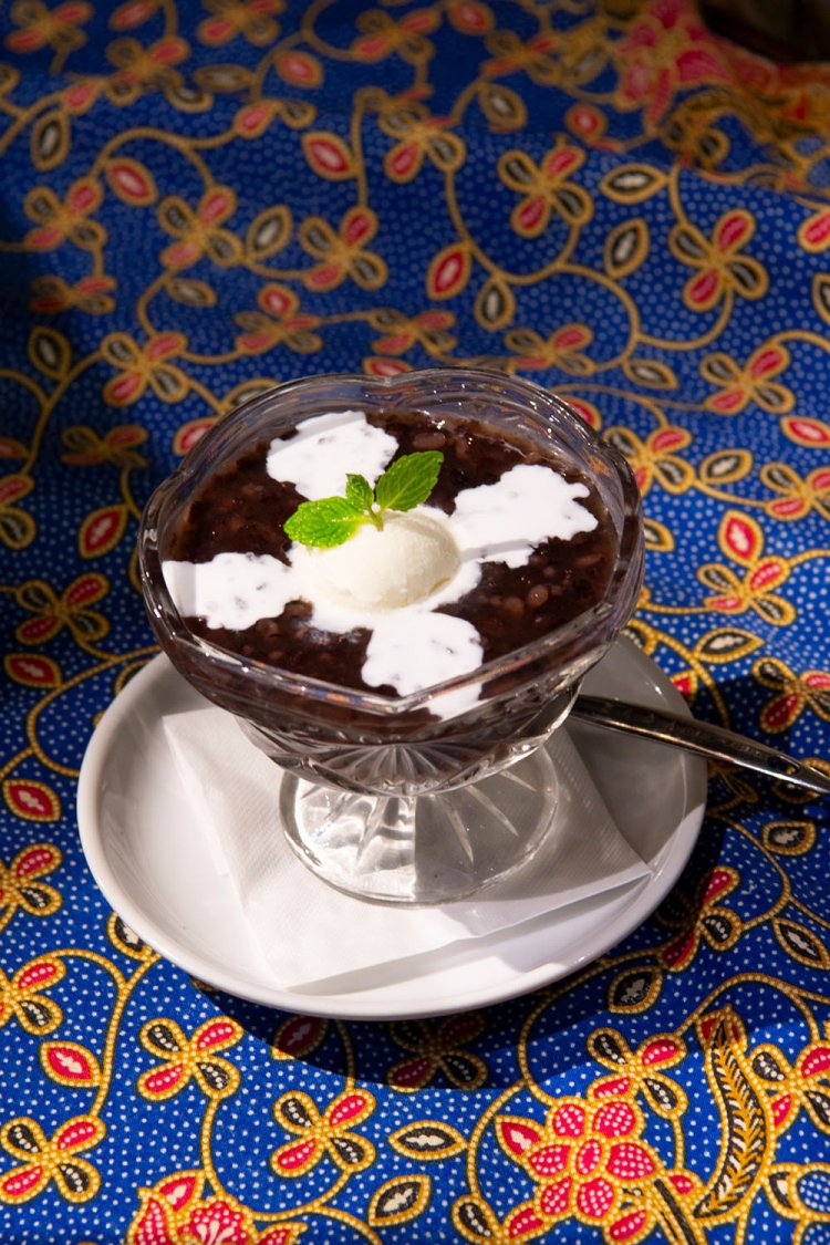 ブブヒタム638円はもち米のお汁粉。屋台スイーツの定番で、あと引く甘さはまさに別腹。