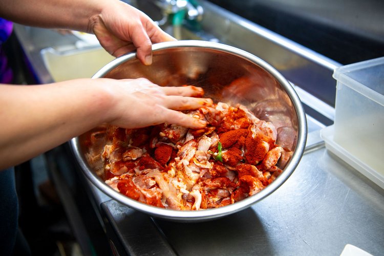 鶏肉を仕込む確かな手つき。