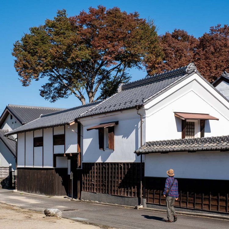 白壁に目を奪われる勘定奉行・高橋家の屋敷。