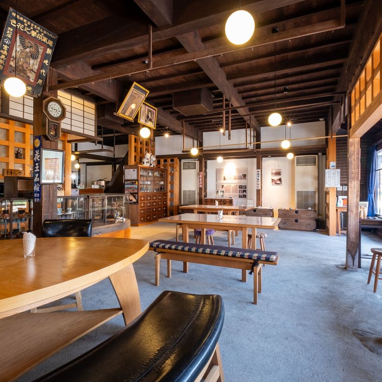 元から置かれていた食器棚や看板が郷愁を誘う。