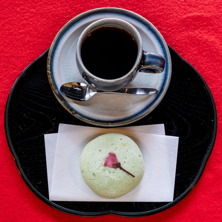 ホットコーヒーと地元和菓子のセット700円。