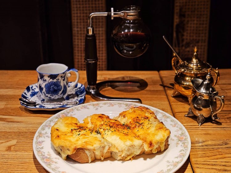 べにしか元祖ピザトースト ドリンクセット1600円、単品1100円。