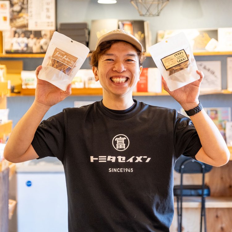 サービス精神旺盛な4代目・菊池崇寛さん。手にしているのはmenmen各400円。