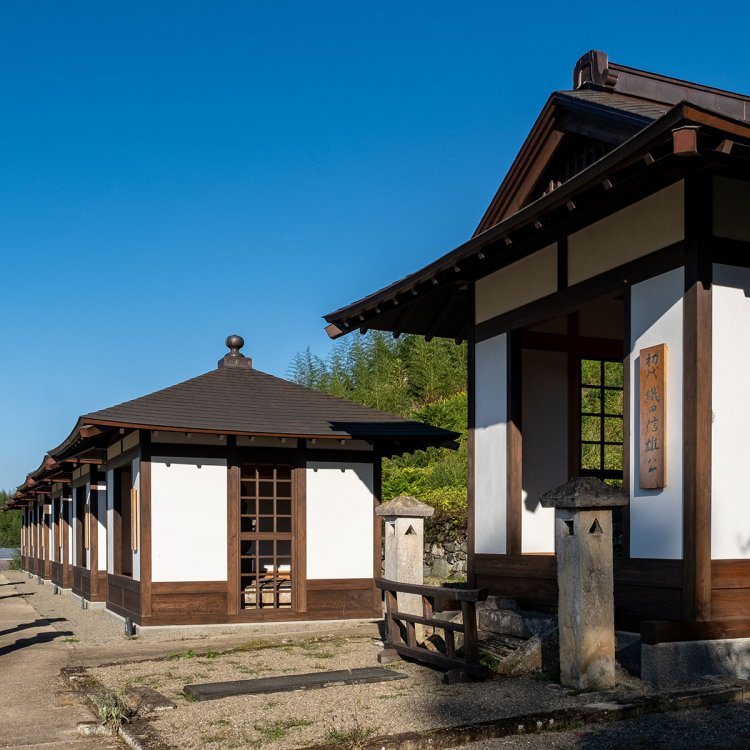 御霊屋からは紅葉山や連石山などの山々を望める。