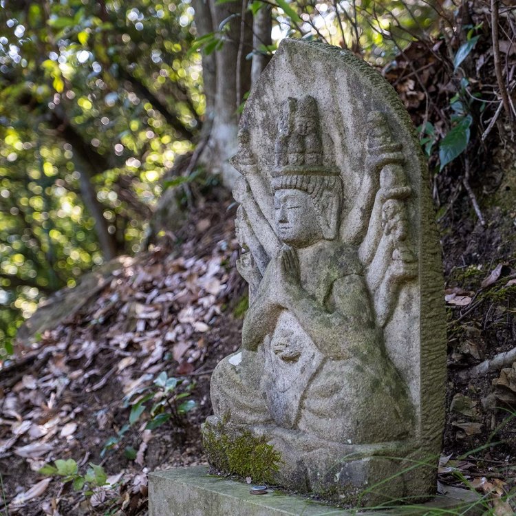 急斜面のところどころに石仏が祀られている。