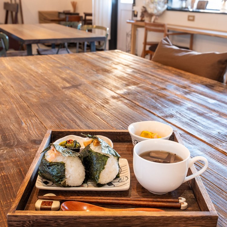 地元野菜中心の副菜と汁物が付くBonセット。