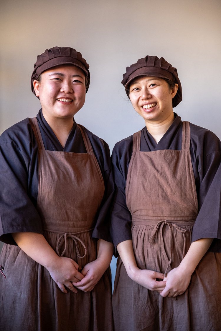 店長の佐々木渓都さん（左）と志村愛美さん。