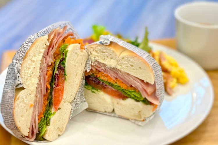 東京BLT平日ランチセット1250円は、サラダ・デリ・スープ・ドリンク付き（写真＝イチホテル浅草橋提供）。